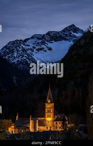 Tramonto invernale dalla città di Arties con la vetta del Montartato sullo sfondo (Valle d'Aran, Catalogna, Spagna, Pirenei) Foto Stock