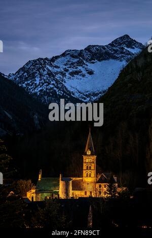 Tramonto invernale dalla città di Arties con la vetta del Montartato sullo sfondo (Valle d'Aran, Catalogna, Spagna, Pirenei) Foto Stock