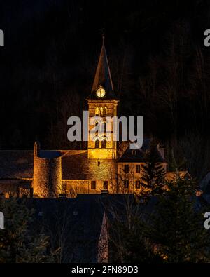 Tramonto invernale dalla città di Arties con la vetta del Montartato sullo sfondo (Valle d'Aran, Catalogna, Spagna, Pirenei) Foto Stock