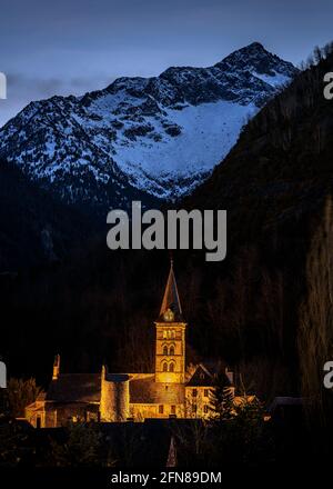 Tramonto invernale dalla città di Arties con la vetta del Montartato sullo sfondo (Valle d'Aran, Catalogna, Spagna, Pirenei) Foto Stock