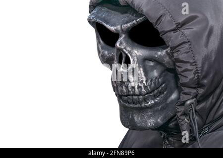 Uomo in costume di morte per la vacanza di Halloween, isolato su sfondo bianco Foto Stock