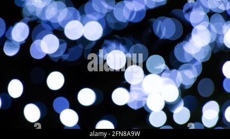 Sfondo astratto di aloni o cerchi bianchi e blu in un albero Foto Stock
