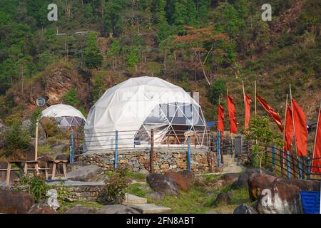 Una casa Igloo Tent sullo sfondo della foresta nella collina himalaya piedi di Todey, Kalimpong. Foto Stock