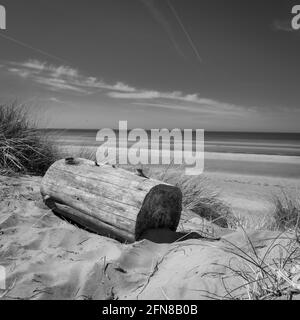 Una vista panoramica in bianco e nero di Ainsdale Sands, Southport, Merseyside, Greater Manchester. Foto Stock