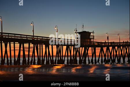 Tramonto con vista panoramica dell'Imperial Beach Pier a San Diego, California USA. Foto Stock