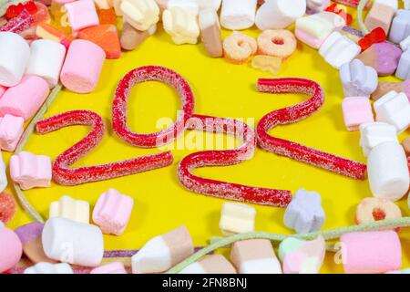 Felice carta anno nuovo 2022. Testo fatto da gummie Foto Stock