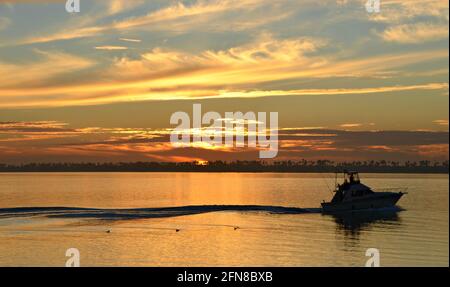 Tramonto con vista panoramica sulla baia di San Diego e la silhouette di una barca da pesca sportiva nella California meridionale, Stati Uniti. Foto Stock