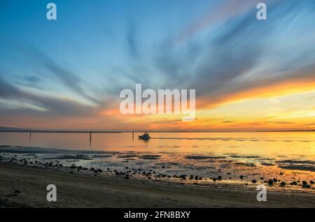 Tramonto con vista panoramica sulla baia di San Diego e la silhouette di una barca da pesca sportiva nella California meridionale, Stati Uniti. Foto Stock