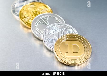 Selezione di gettoni in alto per criptovaluta, tra cui etereo classico, dogecoina, ripple, cardano e litecoina Foto Stock