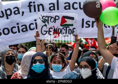 Madrid, Spagna. 15 maggio 2021. Manifestanti che portano cartelli durante una manifestazione contro gli ultimi attacchi di Israele al popolo palestinese e in coincidenza con il 73o anniversario della 'Naqbaa'. Credit: Marcos del Mazo/Alamy Live News Foto Stock