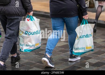 Poundland Shoppers in Preston, Lancashire; UK Weather; maggio 2021. Gli amanti dello shopping fanno affari nel centro della città temendo un altro blocco dei Covidi. Gli acquirenti sono tornati in una strada affollata in massa poiché era imminente un allentamento delle restrizioni; la variante indiana potrebbe rendere “più difficile” per l’Inghilterra passare al quarto passo della roadmap del governo fuori dal blocco questo mese; Credit: MediaWorldImages/AlamyLiveNews Foto Stock