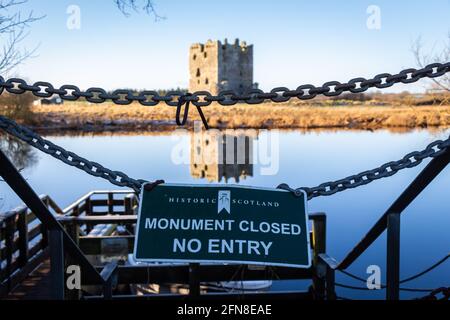 Castello Douglas, Scozia - 28 dicembre 2020: Monumento storico della Scozia chiuso, nessun cartello d'ingresso, Castello di Threave, Castello di Douglas, Scozia Foto Stock