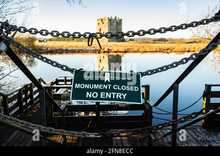 Castello Douglas, Scozia - 28 dicembre 2020: Monumento storico della Scozia chiuso, nessun cartello d'ingresso, Castello di Threave, Castello di Douglas, Scozia Foto Stock