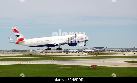 La British Airways Airbus A350-1000 si avvicina alla pista per atterrare all'aeroporto internazionale o'Hare di Chicago. Foto Stock