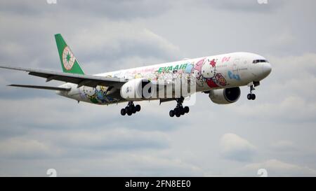 EVA Air Boeing 777 con la famiglia Hello Kitty Sanrio 'mano in mano' Livery atterra a Chicago o'Hare una settimana prima che la livrea fosse ritirata. Foto Stock