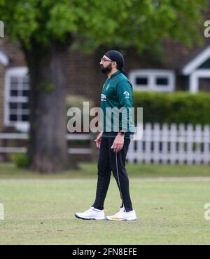 Londra, Regno Unito. 15 maggio 2021 ex-England International Cricket Club Monty Panesar gioca per Twickenham Cricket Club mentre studia per un ma in giornalismo sportivo al St Mary's University College di Twickenham. Andrew Fosker / Alamy Live News Foto Stock
