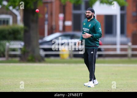 Londra, Regno Unito. 15 maggio 2021 ex-England International Cricket Club Monty Panesar gioca per Twickenham Cricket Club mentre studia per un ma in giornalismo sportivo al St Mary's University College di Twickenham. Andrew Fosker / Alamy Live News Foto Stock
