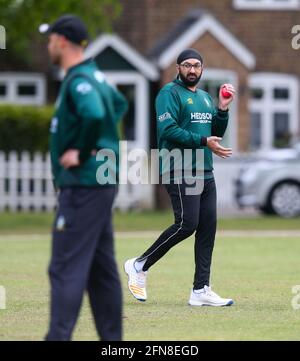 Londra, Regno Unito. 15 maggio 2021 ex-England International Cricket Club Monty Panesar gioca per Twickenham Cricket Club mentre studia per un ma in giornalismo sportivo al St Mary's University College di Twickenham. Andrew Fosker / Alamy Live News Foto Stock