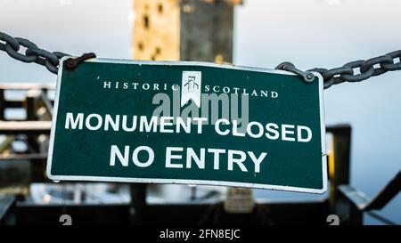 Castello Douglas, Scozia - 28 dicembre 2020: Monumento storico della Scozia chiuso, nessun cartello d'ingresso, Castello di Threave, Castello di Douglas, Scozia Foto Stock