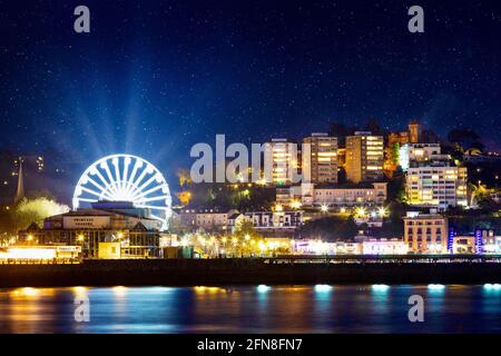 Colorata vista notturna di Torquay a Devon, Regno Unito Foto Stock