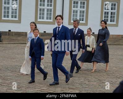 Il principe Cristiano e la sua famiglia Crownprice arrivarono a Palazzo Fredensborg durante la conferma del principe Cristiano alla chiesa del Palazzo di Fredensborg in Danimarca il 15 maggio 2021. Foto di Stefan Lindblom/Stella Pictures/ABACAPRESS.COM Foto Stock