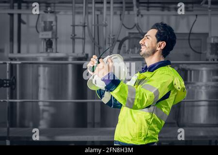 felice emozionante felicità ingegnere maschio, vincitore riuscito lavoratore uomo felice dalla fine di lavoro allegro gesto in fabbrica. Foto Stock