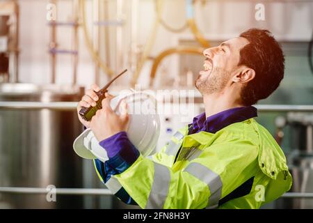 Felice lavoratore ingegnere gridare felice più emozionante per buone notizie o salario in aumento. Foto Stock