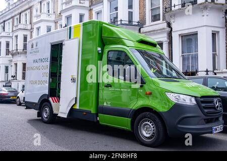 Londra - Regno Unito: Waitrose Delivery Truck sulla via urbana di Londra Foto Stock