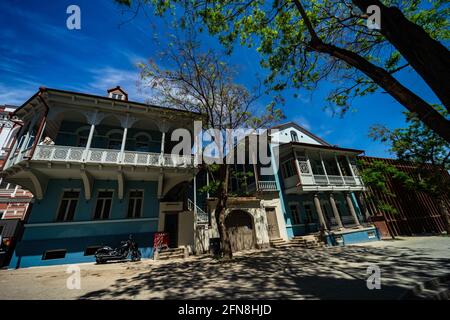 07 MAGGIO 2021, TBILISI, GEORGIA: Parte restaurata della parte più antica della città vecchia di Tbilisi, area di piazza Gudiashvili Foto Stock
