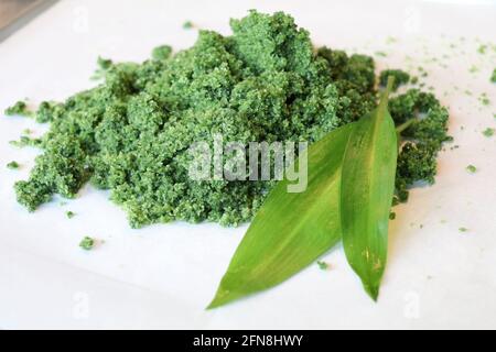 un mix verde brillante di sale marino e foglie di aglio selvatico Foto Stock