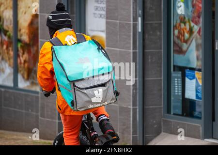 Preston, Lancashire UK: 15 maggio 2021. UK Business; il pranzo è appena diventato più luminoso a Preston con alcuni negozi di alimentari che offrono sconti speciali Deliveroo on-line. Pranzi su ordinazione in una giornata fredda e umida nel centro di Preston, Regno Unito. Credito; MediaWorldImahes/AlamyLiveNews. Foto Stock