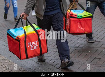 Preston, Lancashire UK: 15 maggio 2021. UK Business; il pranzo è appena diventato più luminoso a Preston con alcuni negozi di alimentari che offrono sconti speciali on-line. Basta mangiare i pranzi su ordinazione in una giornata fredda e umida nel centro di Preston, Regno Unito. Credito; MediaWorldImahes/AlamyLiveNews. Foto Stock