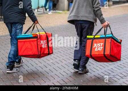 Preston, Lancashire UK: 15 maggio 2021. UK Business; il pranzo è appena diventato più luminoso a Preston con alcuni negozi di alimentari che offrono sconti speciali on-line. Basta mangiare i pranzi su ordinazione in una giornata fredda e umida nel centro di Preston, Regno Unito. Credito; MediaWorldImahes/AlamyLiveNews. Foto Stock