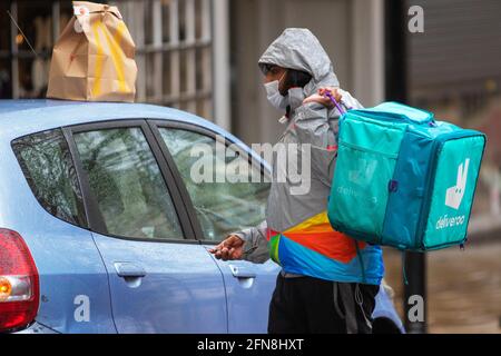 Preston, Lancashire UK: 15 maggio 2021. UK Business; il pranzo è appena diventato più luminoso a Preston con alcuni negozi di alimentari che offrono sconti speciali Deliveroo on-line. Basta mangiare i pranzi su ordinazione in una giornata fredda e umida nel centro di Preston, Regno Unito. Credito; MediaWorldImahes/AlamyLiveNews. Foto Stock