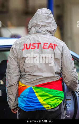 Preston, Lancashire UK: 15 maggio 2021. UK Business; il pranzo è appena diventato più luminoso a Preston con alcuni negozi di alimentari che offrono sconti speciali on-line. Basta mangiare i pranzi su ordinazione in una giornata fredda e umida nel centro di Preston, Regno Unito. Credito; MediaWorldImahes/AlamyLiveNews. Foto Stock