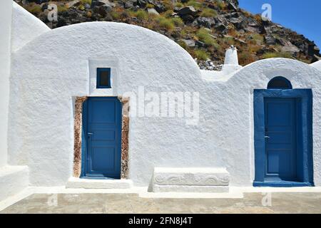 Vista sulla facciata di Panayia Theosképati una cappella grecortodossa imbiancata sulla roccia di Skaros a Santorini Cyclades, Grecia. Foto Stock