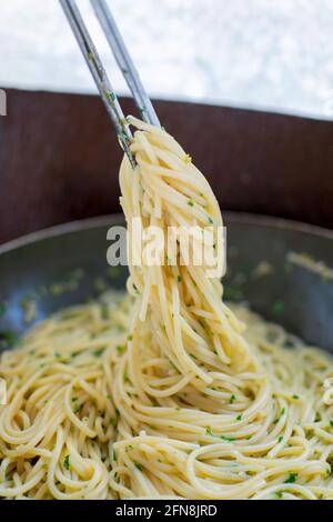 Deliziosa pasta fatta in casa, spaghetti carbonara, aglio e olio Foto Stock