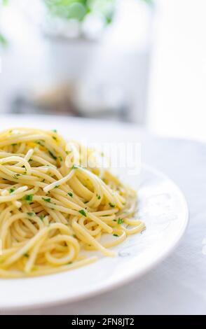 Deliziosa pasta fatta in casa, spaghetti carbonara, aglio e olio Foto Stock