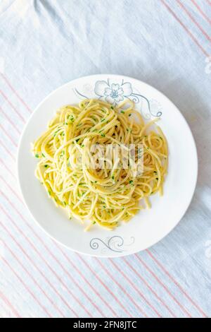 Deliziosa pasta fatta in casa, spaghetti carbonara, aglio e olio Foto Stock