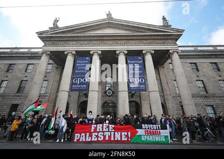 Le folle si radunano fuori dal museo GPO su o'Connell Street a Dublino durante una marcia in solidarietà con il popolo della Palestina in mezzo al conflitto in corso con Israele.Data immagine: Sabato 15 maggio 2021. Foto Stock