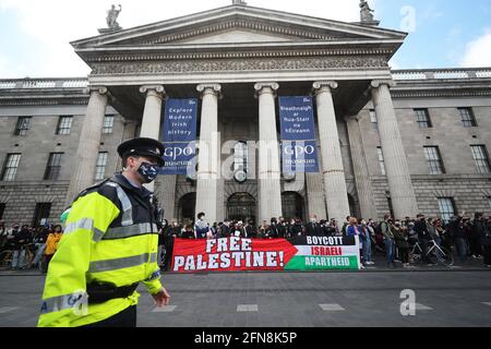 Le folle si radunano fuori dal museo GPO su o'Connell Street a Dublino durante una marcia in solidarietà con il popolo della Palestina in mezzo al conflitto in corso con Israele.Data immagine: Sabato 15 maggio 2021. Foto Stock