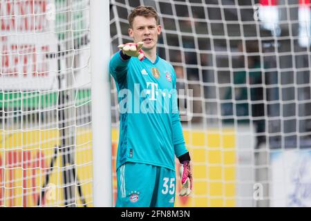 Freiburg im Breisgau, Germania. 15 maggio 2021. Calcio: Bundesliga, SC Freiburg - Bayern Monaco, 33 ° incontro al Black Forest Stadium. Il portiere di Monaco Alexander Nübel gesti. Credito: Tom Weller/dpa - NOTA IMPORTANTE: In conformità con le norme del DFL Deutsche Fußball Liga e/o del DFB Deutscher Fußball-Bund, è vietato utilizzare o utilizzare fotografie scattate nello stadio e/o della partita sotto forma di sequenze fotografiche e/o serie fotografiche di tipo video./dpa/Alamy Live News Foto Stock