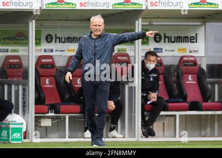 Freiburg im Breisgau, Germania. 15 maggio 2021. Calcio: Bundesliga, SC Freiburg - Bayern Monaco, 33 ° incontro al Black Forest Stadium. L'allenatore di Friburgo Christian Streich gesti. Credito: Tom Weller/dpa - NOTA IMPORTANTE: In conformità con le norme del DFL Deutsche Fußball Liga e/o del DFB Deutscher Fußball-Bund, è vietato utilizzare o utilizzare fotografie scattate nello stadio e/o della partita sotto forma di sequenze fotografiche e/o serie fotografiche di tipo video./dpa/Alamy Live News Foto Stock