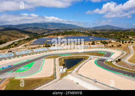 Portimao, Algarve, Portogallo - Maggio 2021 - Vista aerea del drone sul circuito Internazionale di Algarve Foto Stock