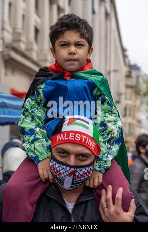 Cardiff, Galles, Regno Unito. 15 maggio 2021. I manifestanti si riuniscono al centro di Cardiff il giorno di Nakba, presso il Memoriale di Aneurin Bevan, in sostegno e solidarietà con il popolo palestinese e contro il continuo bombardamento di Gaza da parte di Israele. Cardiff, Galles, Regno Unito. Credit: Haydn Denman/Alamy Live News. Foto Stock