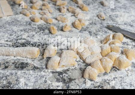 Primo piano di zucca e gnocchi di patate su una superficie coperta con farina Foto Stock