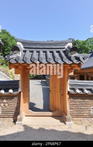 Tempio buddista coreano dall'epoca della dinastia Silla. Cancello tradizionale con edifici del tempio dietro. Tempio Haeinsa, Monte Gaya, Parco Nazionale Gayasan, Sud Foto Stock