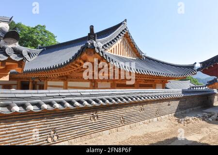 Tempio buddista coreano dall'epoca della dinastia Silla. Mura tradizionali con edifici a tempio dietro. Tempio Haeinsa, Monte Gaya, Parco Nazionale Gayasan, Sud Foto Stock