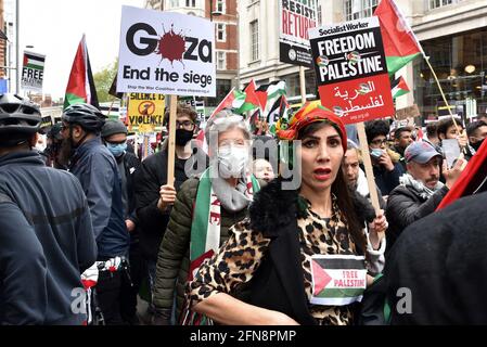 High Street Kensington, Londra, Regno Unito. 15 maggio 2021. Sostenitori della Palestina alla marcia per la Palestina al di fuori dell'Ambasciata d'Israele a Londra. Credit: Matthew Chpicle/Alamy Live News Foto Stock