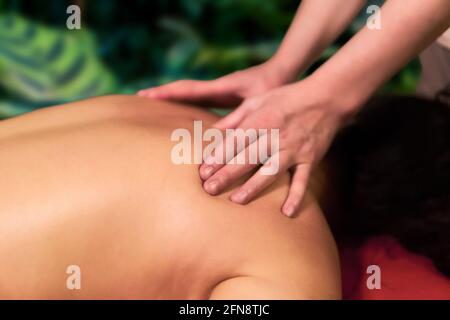 terapista manuale femminile`s mani durante il lavoro da vicino Foto Stock
